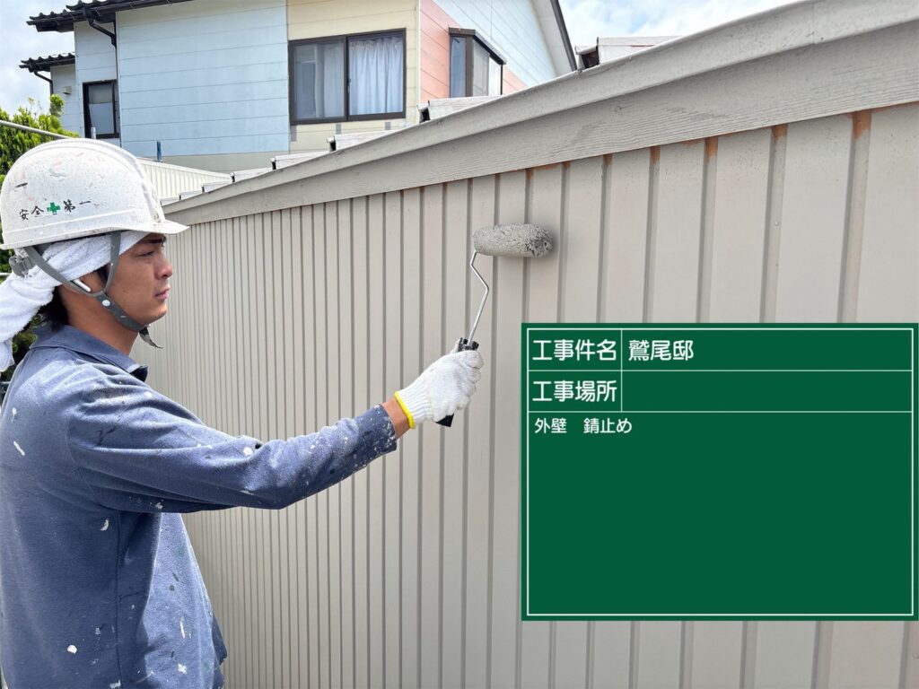 【外壁下塗り】<br />
密着性を高めるための下塗り材を施工します。<br />
<br />
未施工の場合、塗膜が剥がれやすくなり耐久性が低下します。
